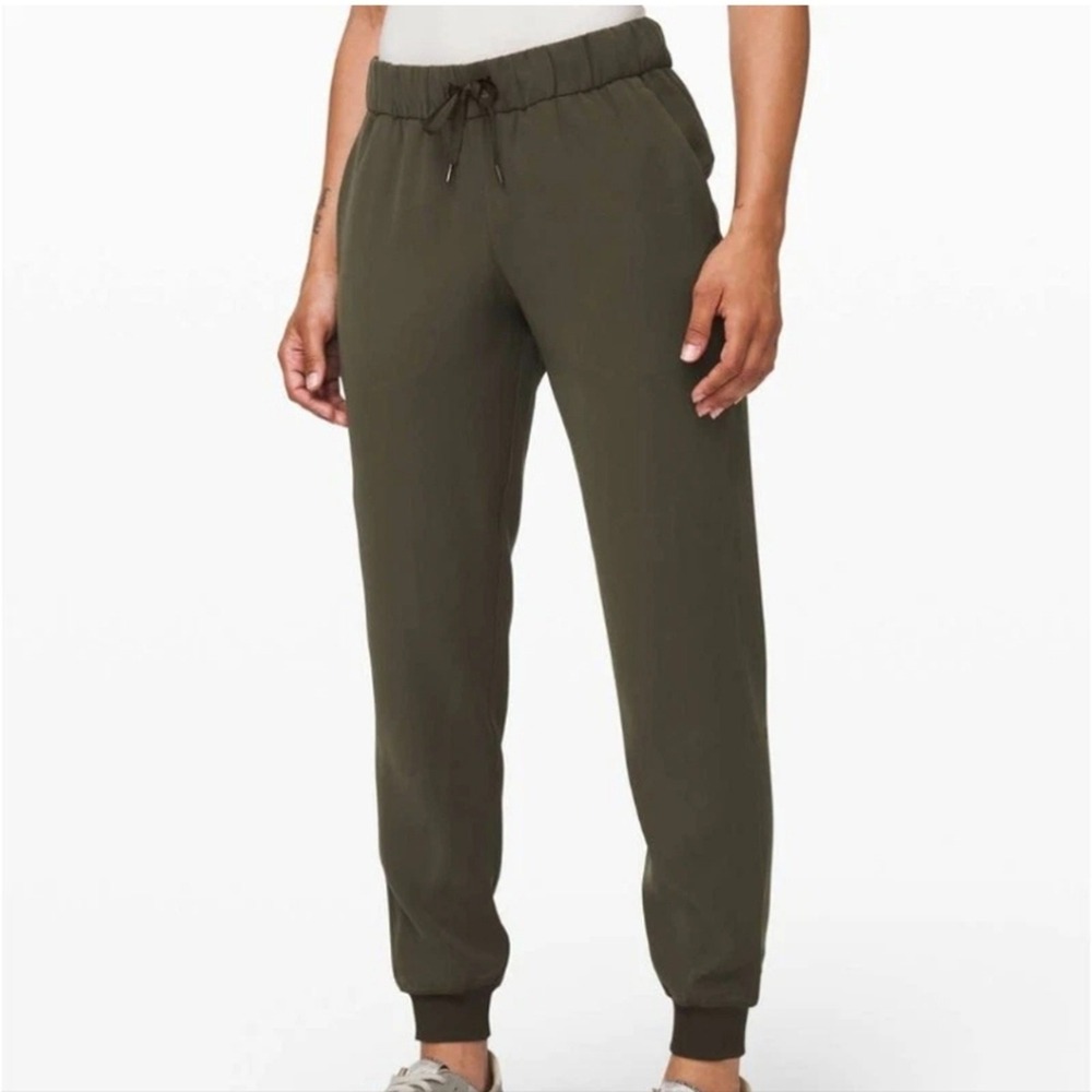 Lululemon On the Fly Jogger in Dark Olive Women's Size 2